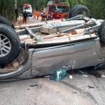 Carro capota e deixa uma pessoa morta presa às ferragens no interior de Minas