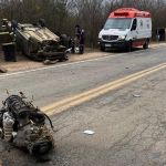 Carro capota e deixa mãe morta presa às ferragens e criança ferida na BR-367, em Minas