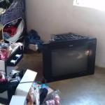 Criança de 4 anos morre após TV de tubo cair em sua cabeça em Minas