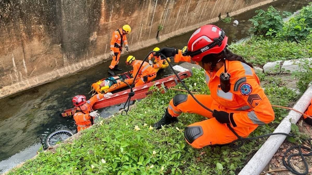 Bombeiros resgatam ciclista que caiu em córrego em Minas