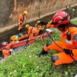 Bombeiros resgatam ciclista que caiu em córrego em Minas