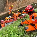 Bombeiros resgatam ciclista que caiu em córrego em Minas