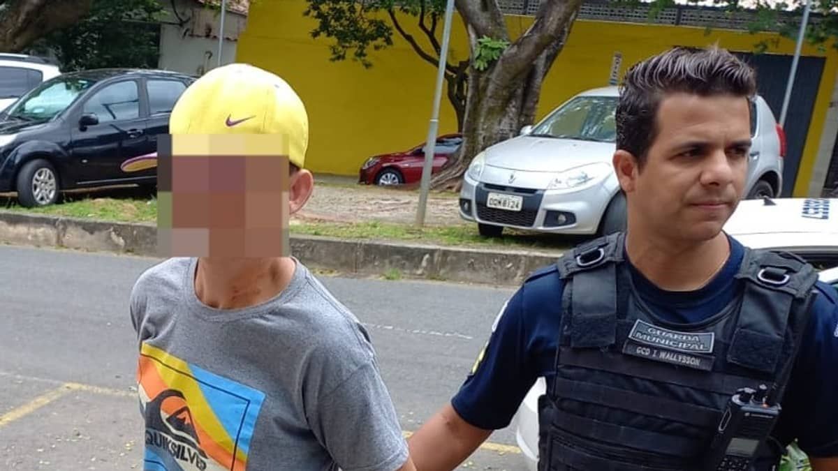 Homem é flagrado agredindo companheira na Estação São Gabriel e é preso