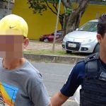 Homem é flagrado agredindo companheira na Estação São Gabriel e é preso