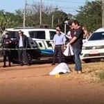 Jovem é morta a facadas com filha no colo em MS; companheiro da vítima é suspeito pelo crime
