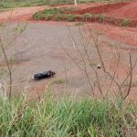 Motociclista perde controle da direção, cai em barranco e fica ferido em Minas