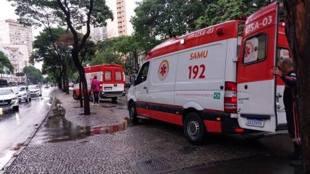 A vítima foi socorrida por ambulâncias do Samu
