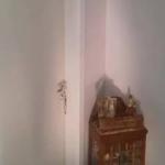 Mulher é presa suspeita de trancar filha de 6 anos em quarto para ir em festa