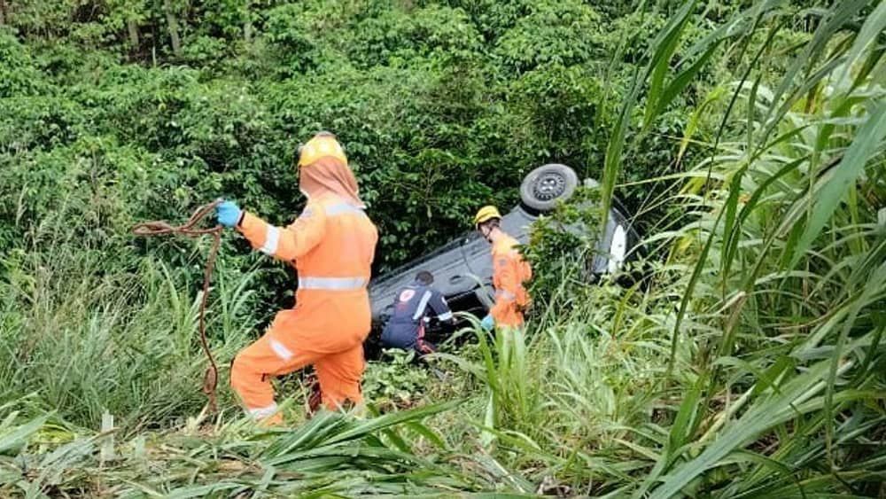 Motorista morre após bater em caminhão e cair de ribanceira de 8 metros