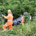 Motorista morre após bater em caminhão e cair de ribanceira de 8 metros