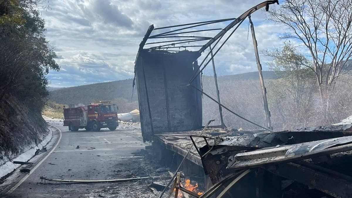 Motorista morre carbonizado em acidente entre duas carretas na BR-116