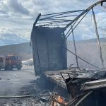 Motorista morre carbonizado em acidente entre duas carretas na BR-116