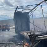 Motorista morre carbonizado em acidente entre duas carretas na BR-116
