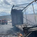 Motorista morre carbonizado em acidente entre duas carretas na BR-116
