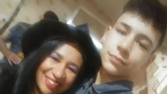 A vítima Pedro Albieri ao lado da mãe