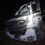 Carreta carregada cai de altura de 20 metros e motorista sobrevive em Minas