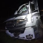 Carreta carregada cai de altura de 20 metros e motorista sobrevive em Minas