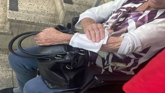 A vítima sofreu um ferimento no braço direito e foi encaminhada para o hospital