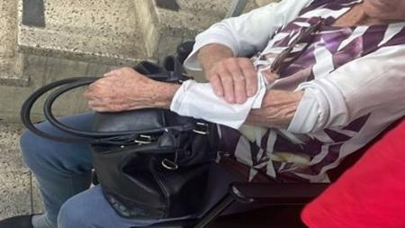A vítima sofreu um ferimento no braço direito e foi encaminhada para o hospital
