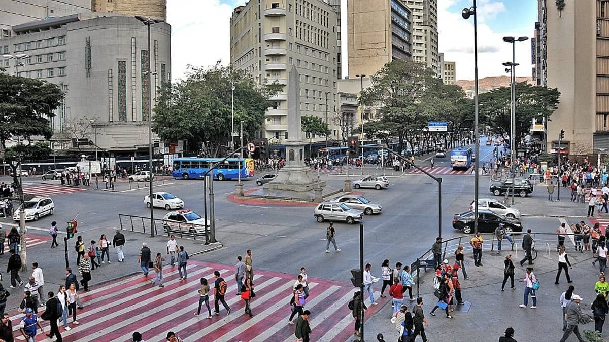 Idosa atingida na cabeça por pedaços de um prédio no Centro de BH será indenizada