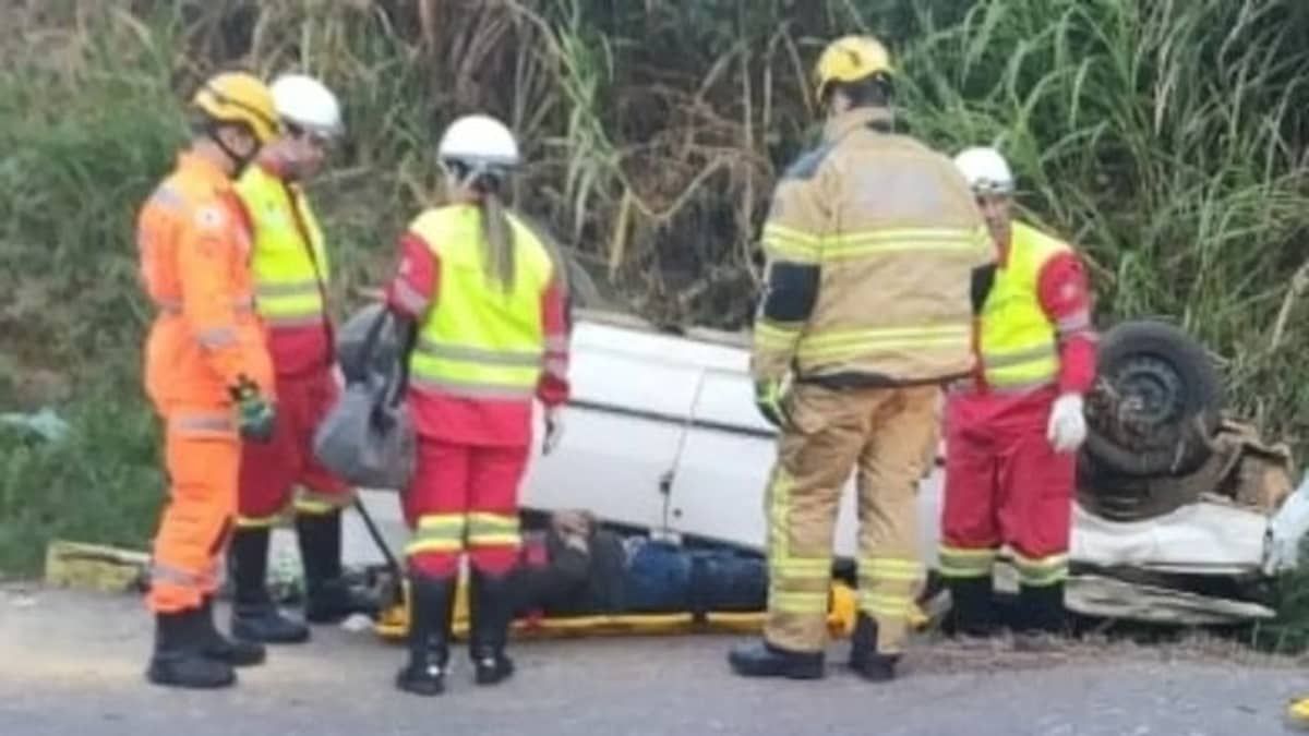 Carro capota e fica com rodas para cima na BR-116 em Além Paraíba 