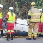 Carro capota e fica com rodas para cima na BR-116 em Além Paraíba