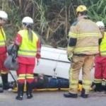 Carro capota e fica com rodas para cima na BR-116 em Além Paraíba
