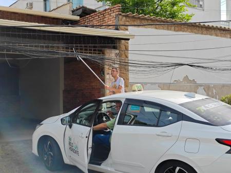 Fios impedem saída de carro no bairro Santa Amélia, na Pampulha, em BH