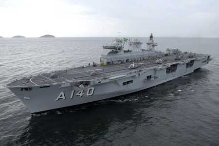 Marinha envia maior navio de guerra da América Latina para o Rio Grande do Sul | CNN Brasil