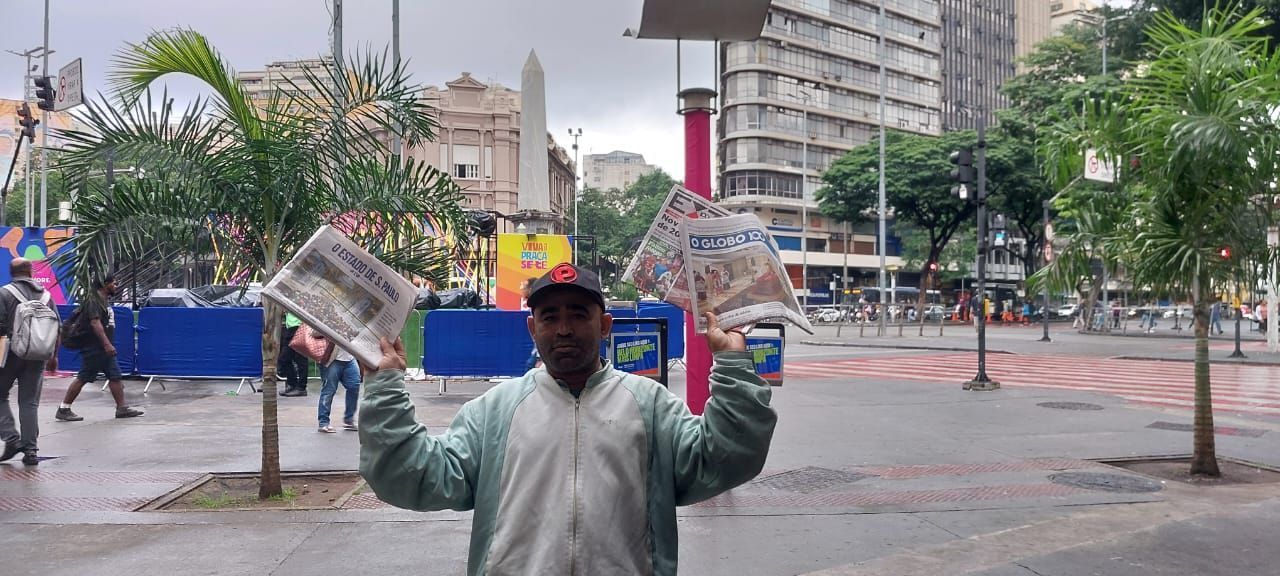 'Viva a Praça Sete': entregador de jornal impresso sobrevive à era digital