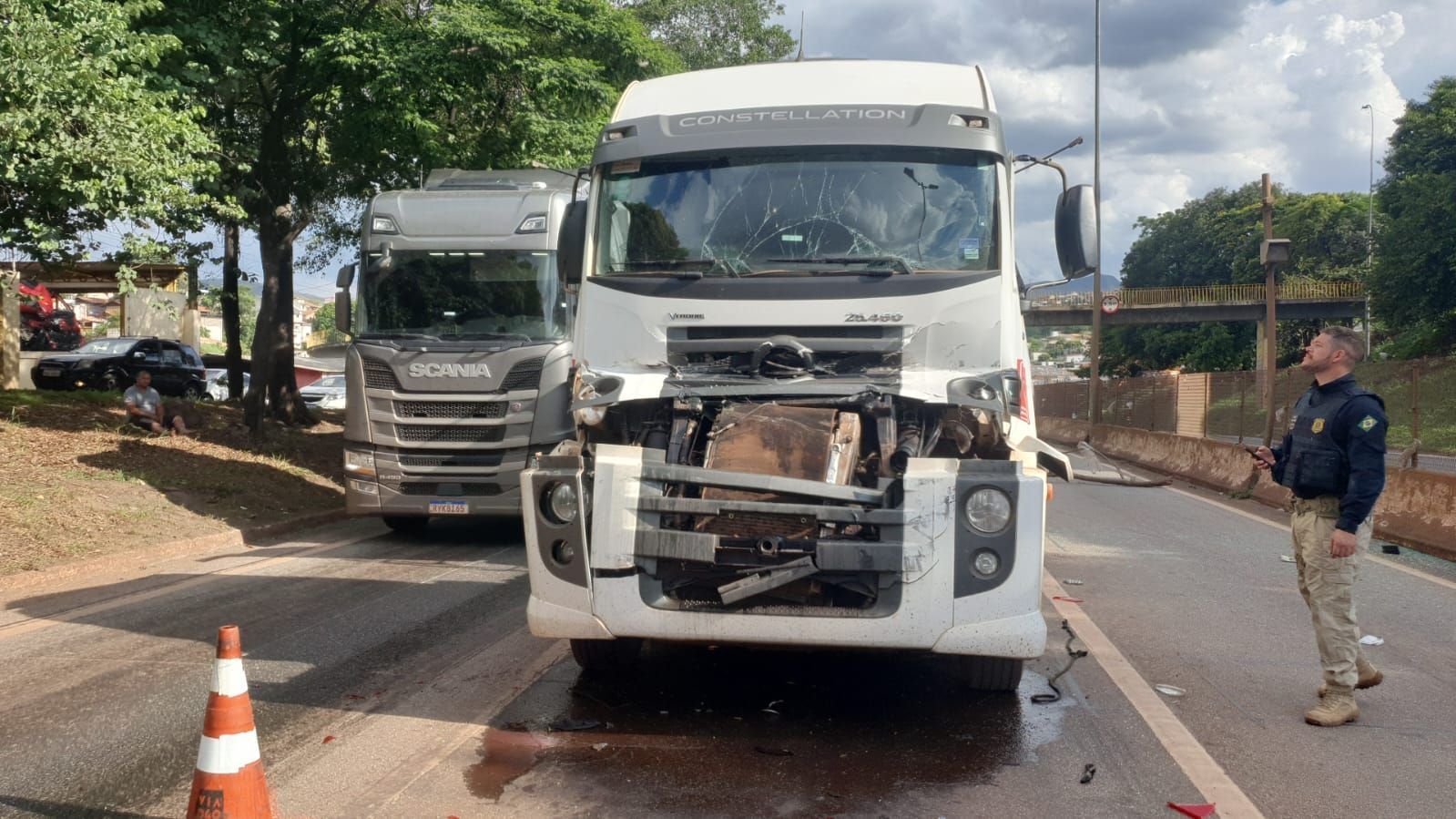 Acidente deixa uma pessoa ferida e interdita parcialmente o Anel Rodoviário, em BH