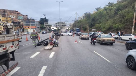 Acidente chegou a arrancar semáforo, e BHTrans interditou retornos da via