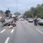 Vídeo: carro perde eixo em colisão na Nossa Senhora do Carmo, que registra dois acidentes seguidos e segue congestionada