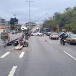 Vídeo: carro perde eixo em colisão na Nossa Senhora do Carmo, que registra dois acidentes seguidos e segue congestionada