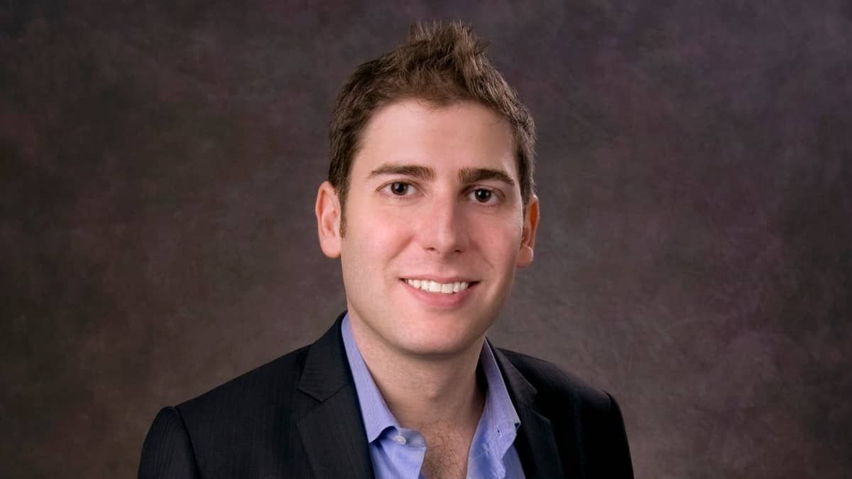 Eduardo Saverin, cofundador do Facebook, se torna a pessoa mais rica do Brasil