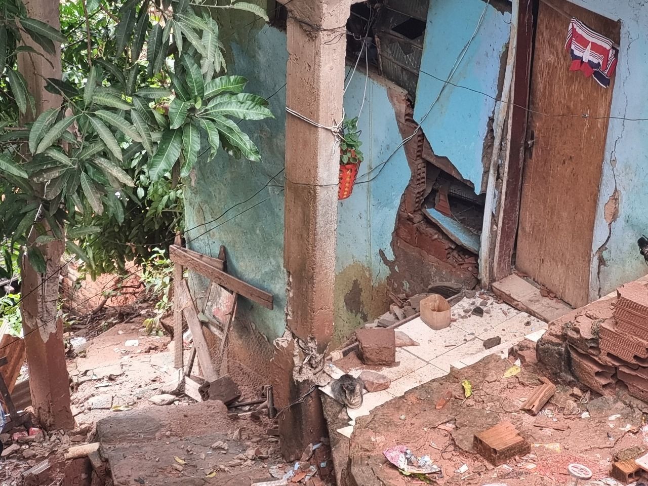 Defesa Civil evacua famílias em áreas de risco no bairro Bethânia, em Ipatinga