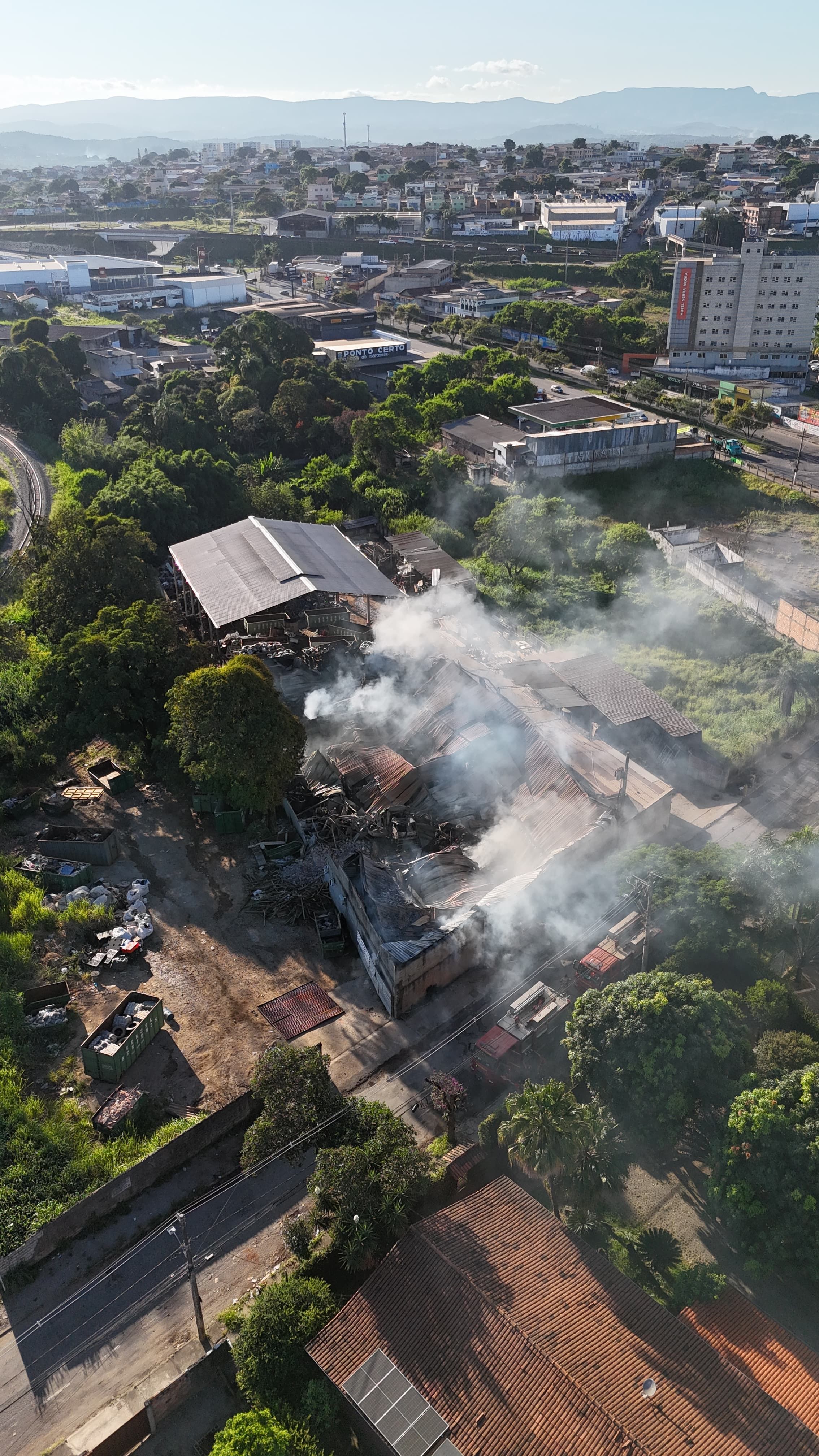 Veja imagens aéreas do incêndio que atingiu depósito de reciclagem na Grande BH