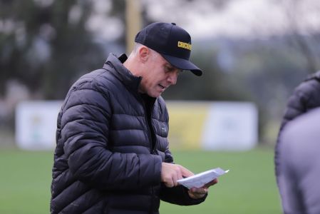 Técnico Eduardo Baptista prepara mudanças no Criciúma para enfrentar o Athletico-PR