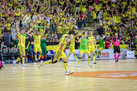Bruninho comemora gol em Jaraguá 3 x 0 Corinthians, pela final da LNF 2025