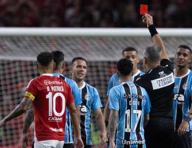 Arthur foi expulso no segundo tempo do GreNal