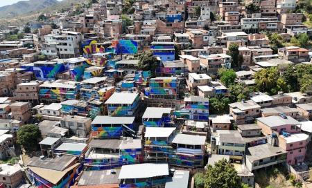 Mural se forma com 34 casas no Aglomerado da Serra, em BH