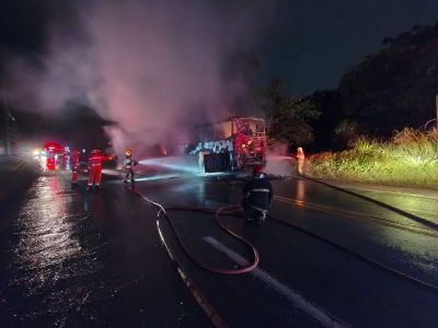 Batida entre ônibus e moto provoca incêndio na BR-381, em Sabará