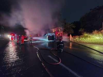 Batida entre ônibus e moto provoca incêndio na BR-381, em Sabará