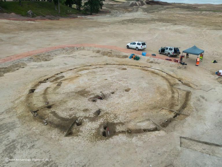 Arqueólogos pensaram ter encontrado um pedaço de equipamento agrícola antigo, mas acabou sendo um raro aro de roda de carruagem da Idade do Ferro
