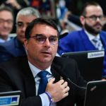 Flávio Bolsonaro aciona CNJ por informações sobre presos por crimes contra policiais
