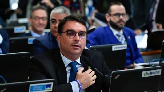 Flávio Bolsonaro quer acesso a dados sobre presos por ataques a policiais