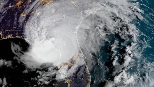 O furacão chegou antes do previsto e mais forte do que era esperado, com ventos que ultrapassam 200km/h e forte potencial de destruição