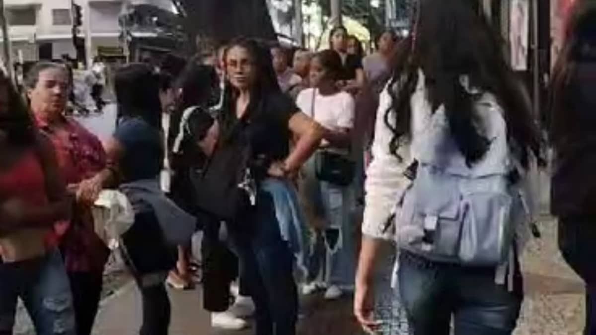 Estudantes aguardam há 24h em fila para se inscrever no programa Trilhas do Futuro 