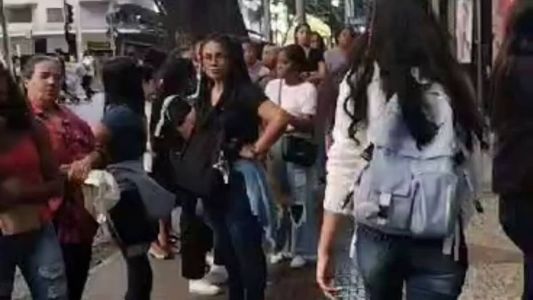 Vídeos mostram estudantes em calçada aguardando inscrições no programa