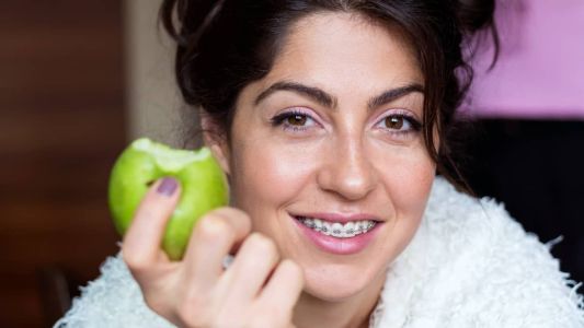 Frutas e vegetais crocantes estimulam a produção de saliva, o que ajuda a eliminar resíduos de alimentos